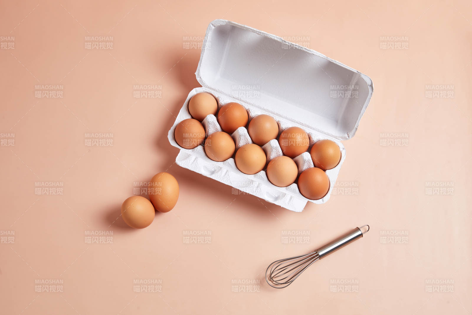 鸡蛋与打蛋器的静物图图片