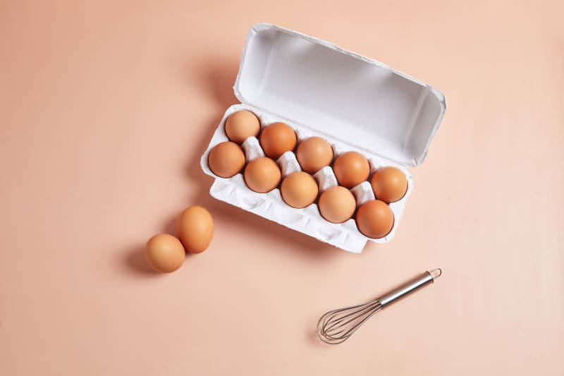 鸡蛋与打蛋器的静物图图片