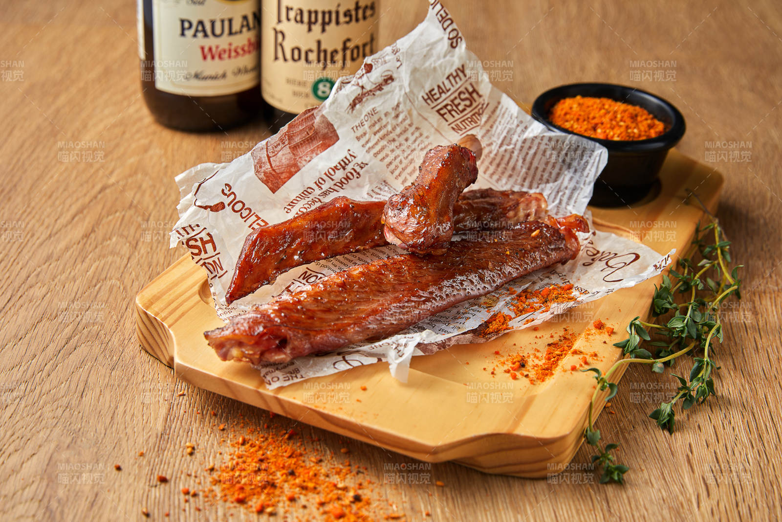 香辣烤翅配啤酒图片