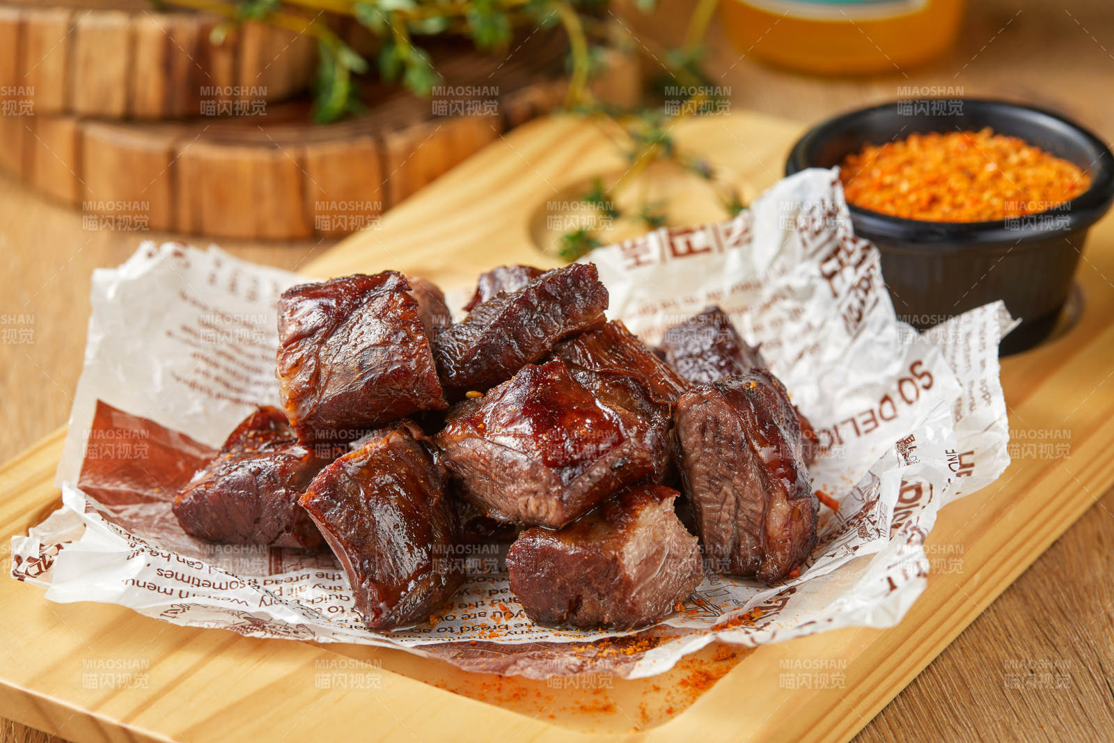 烤牛肉块配辣椒酱图片