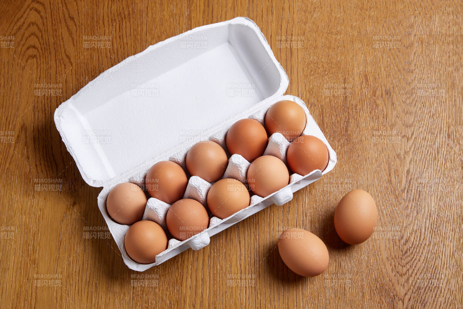 鸡蛋盒中的新鲜鸡蛋图片
