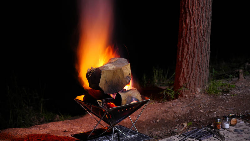 夜幕下的篝火烧烤图片