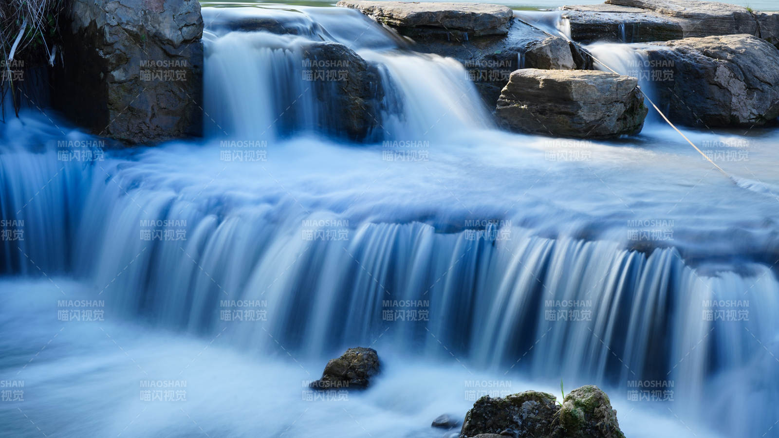 溪流潺潺 石间瀑布图片