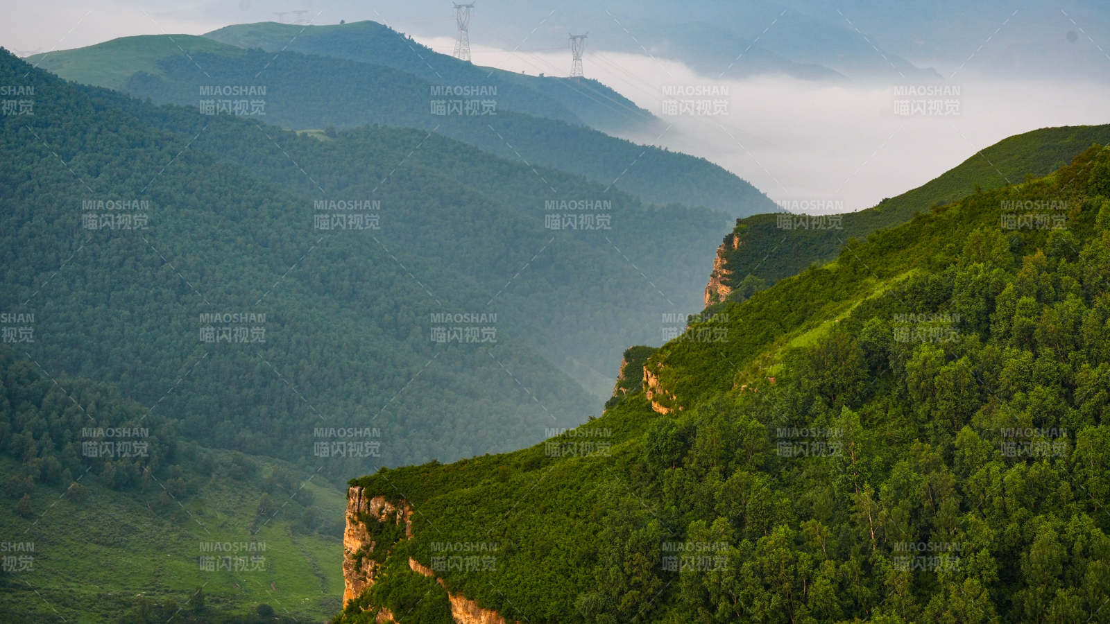 蔚县西刑岭村青山叠翠 云雾缭绕图片