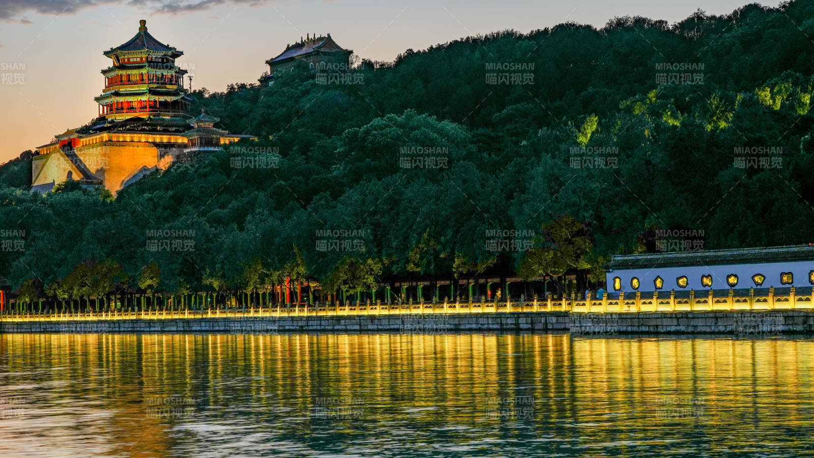 颐和园夜景灯光璀璨图片