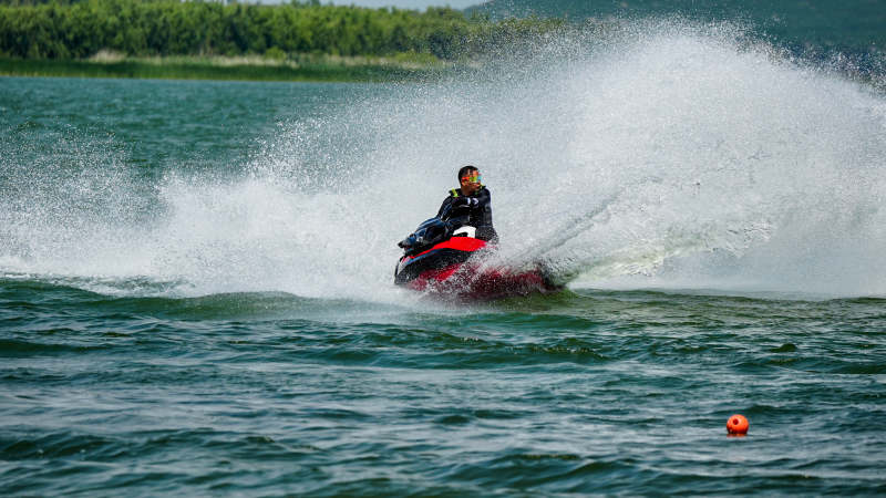 水上摩托疾驰溅水花图片