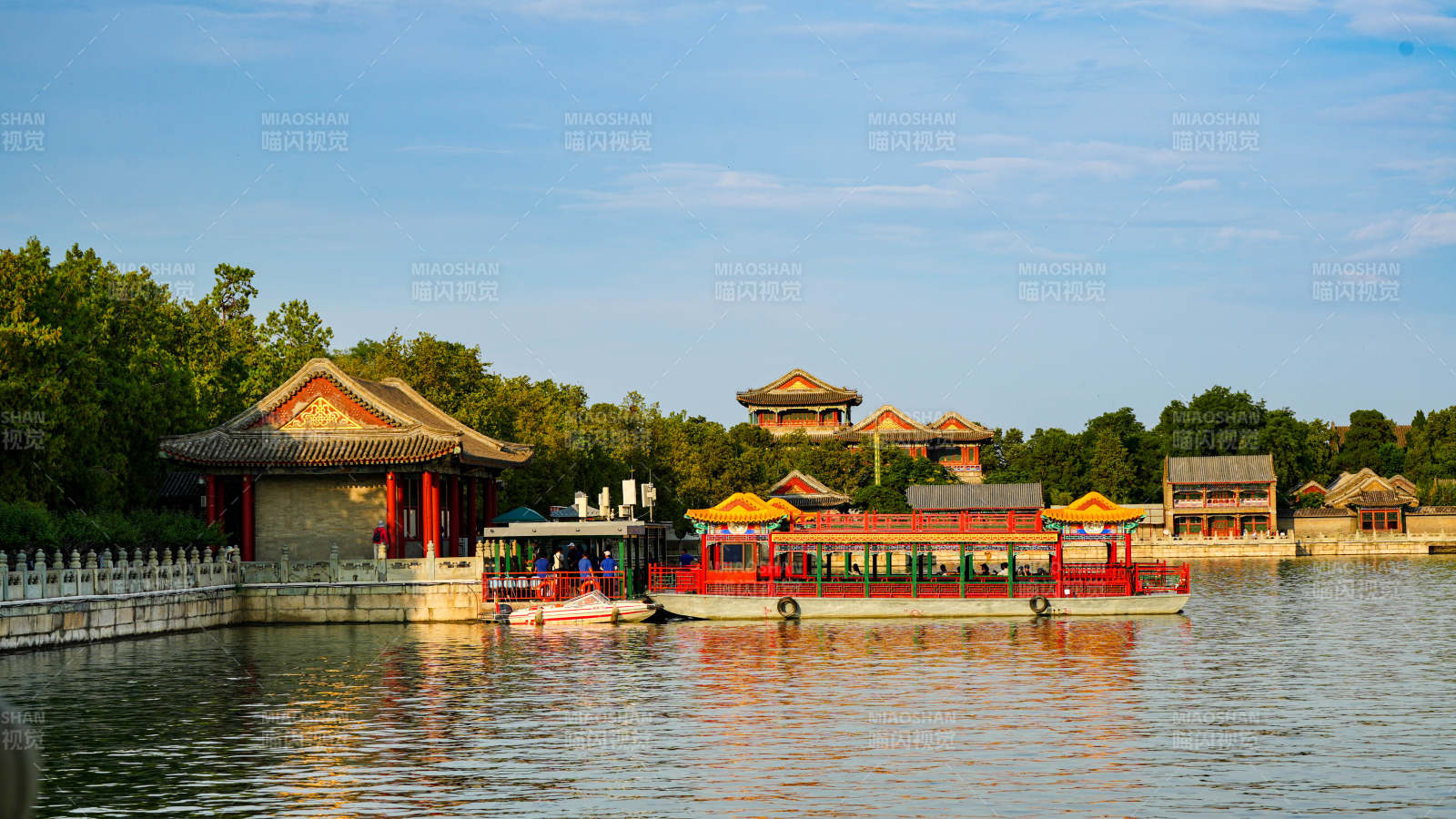 北京颐和园湖畔游船风光图片