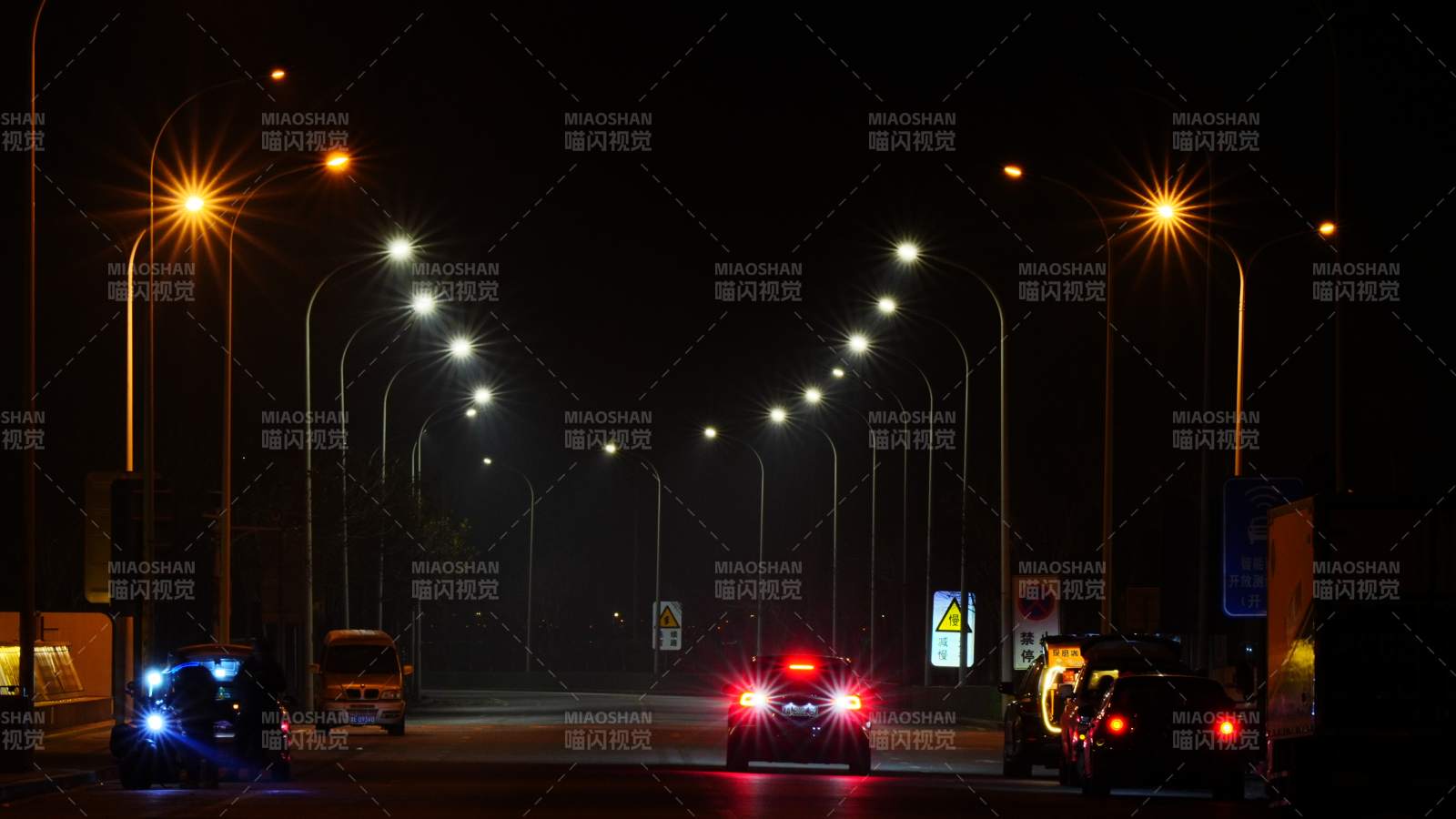 夜幕下的城市街道灯火辉煌图片