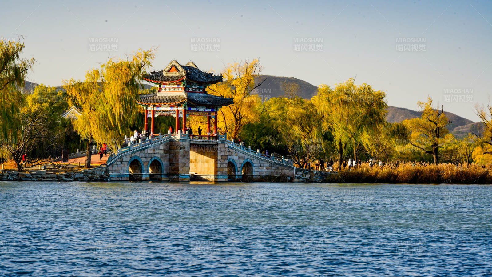 颐和园湖畔古亭秋色浓图片