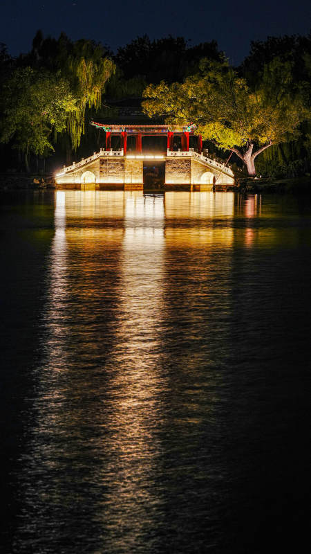 颐和园豳风桥夜色中的倒影图片