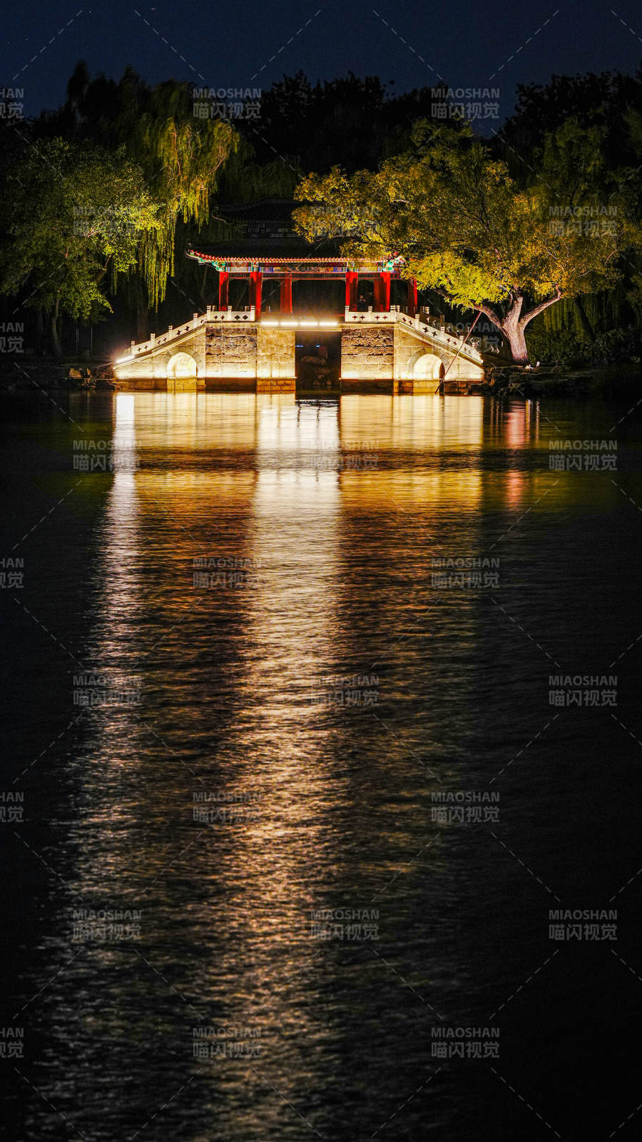 颐和园豳风桥夜色中的倒影图片