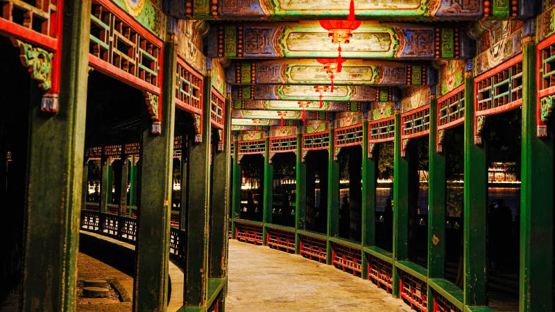 颐和园长廊古色古香的夜景图片