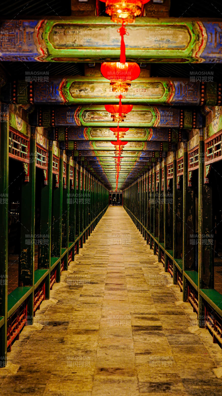 颐和园长廊红灯映辉煌图片