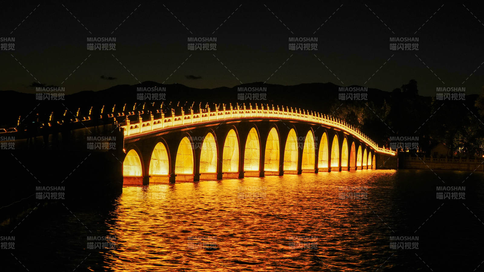 夜色中的拱桥灯火辉煌图片