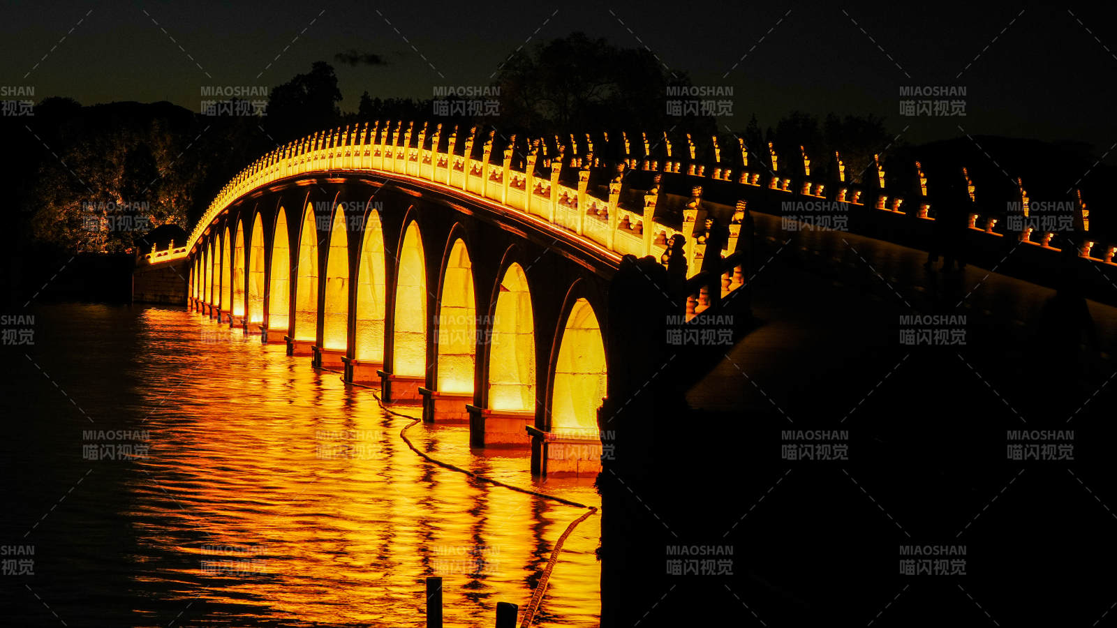 夜色中的十七孔桥灯火辉煌图片