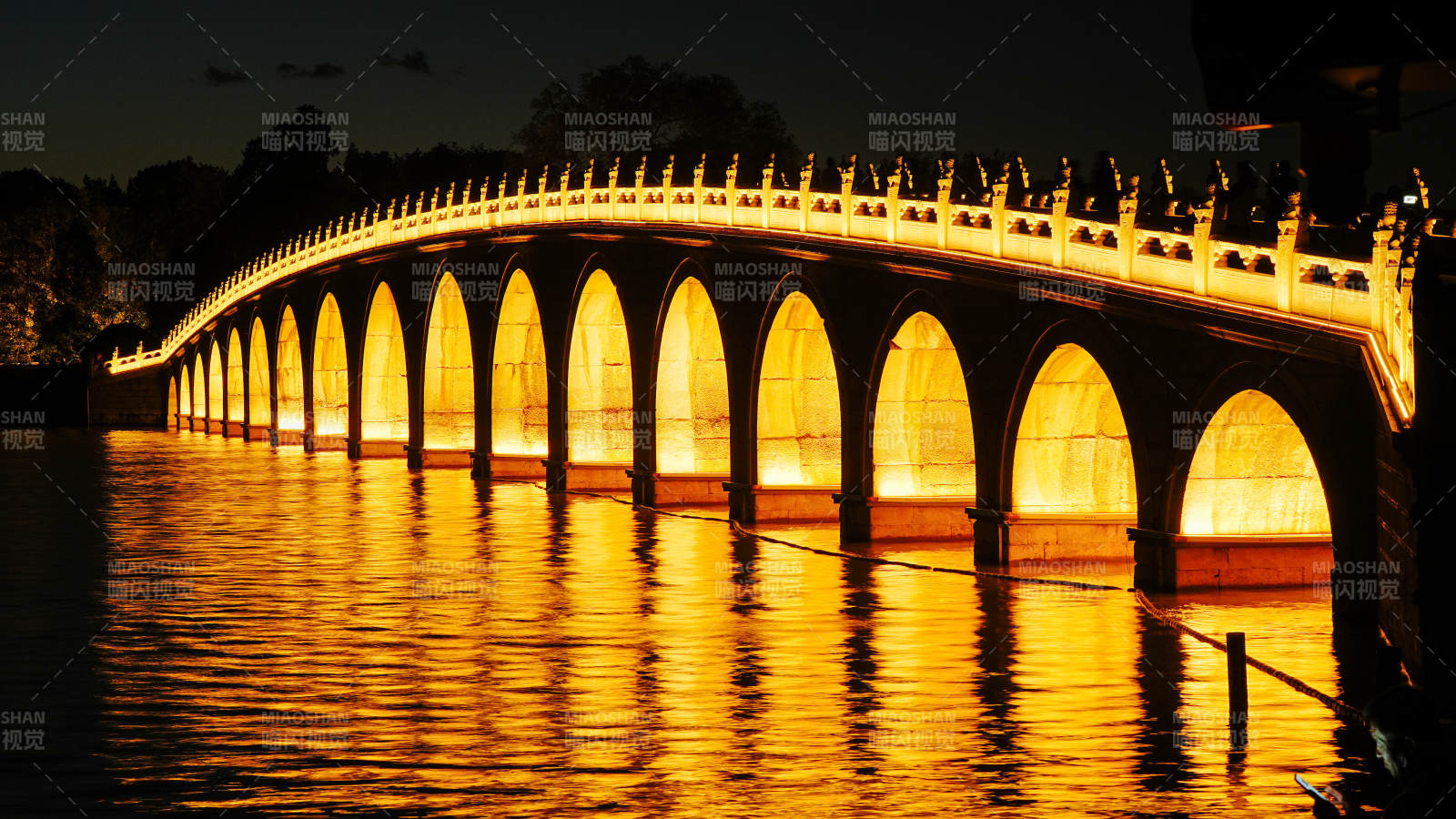 夜色中的十七孔桥光影倒映图片