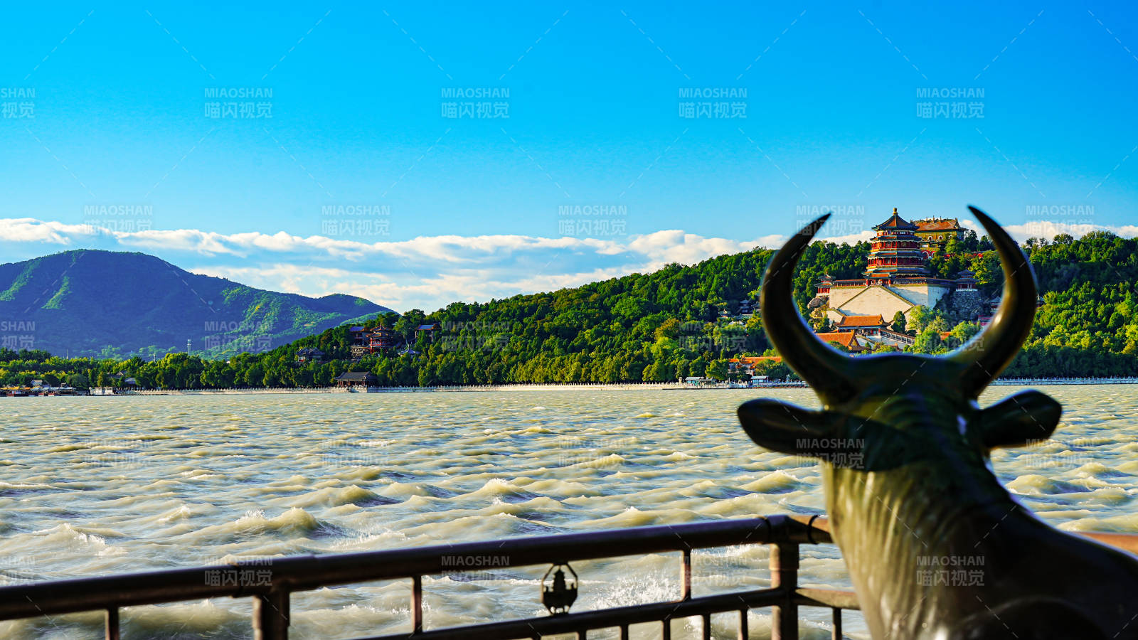 昆明湖畔铜牛远山古塔映水图片