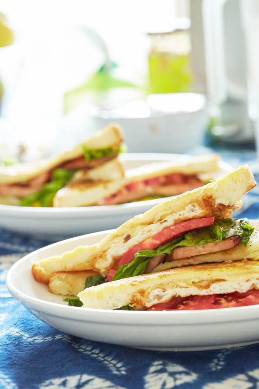 煎蛋三明治配生菜和火腿图片