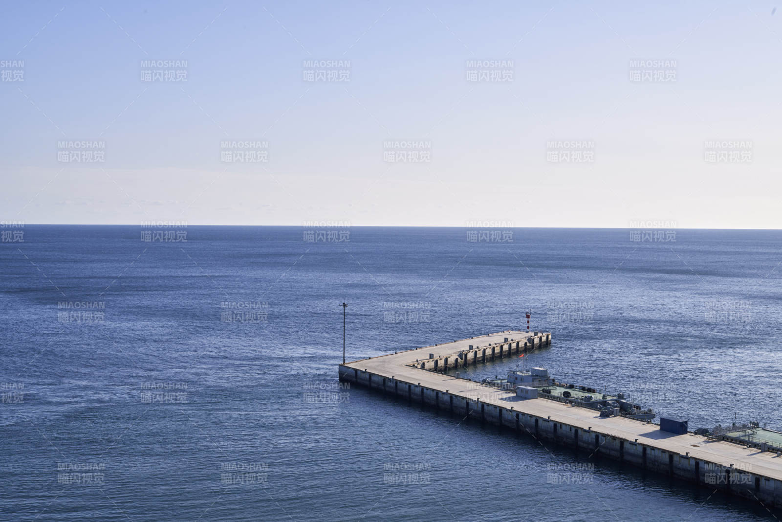 大连海港的平静海面图片