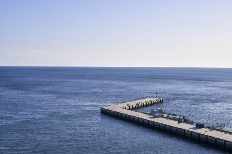 大连海港的平静海面图片