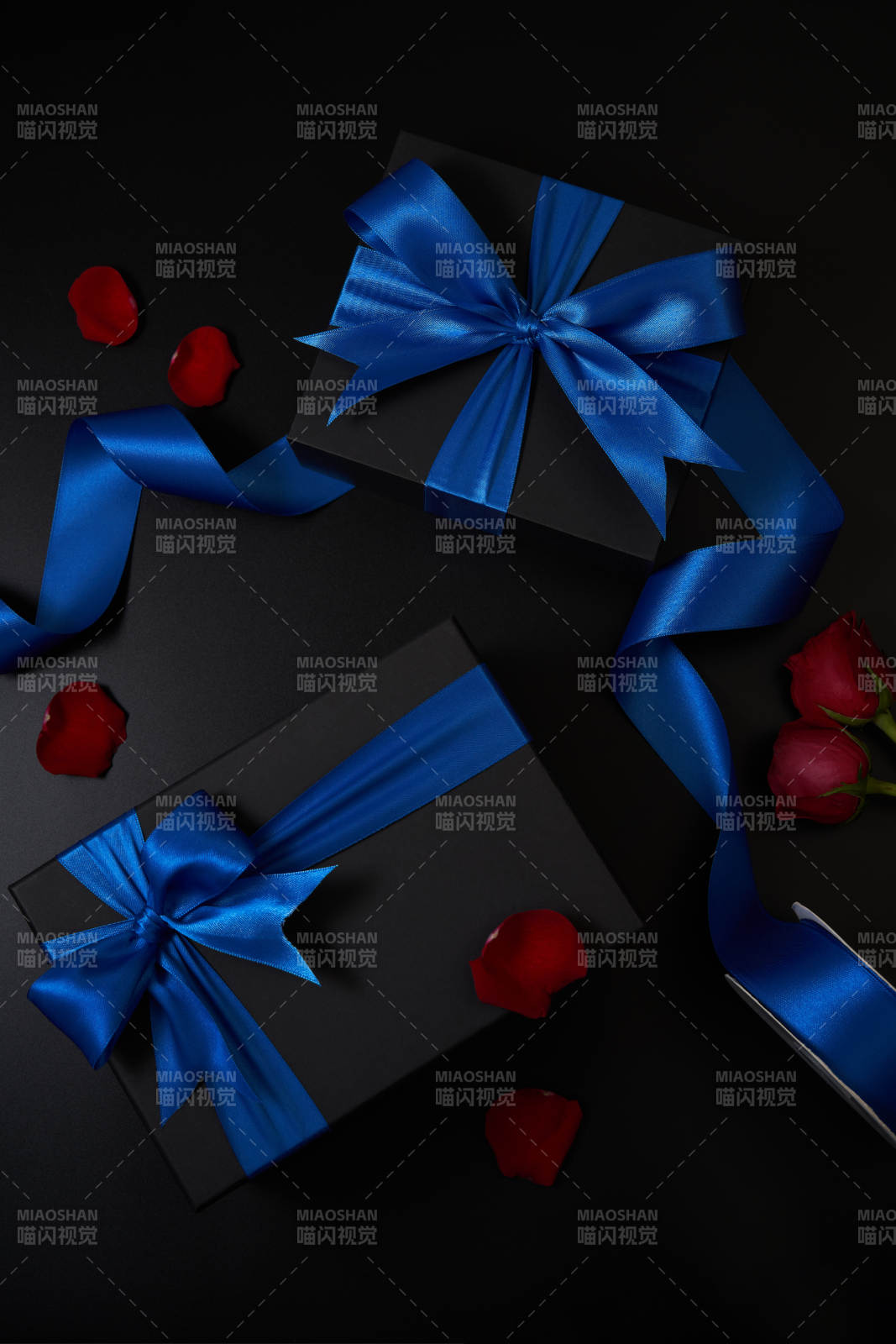蓝色丝带的黑色礼盒图片