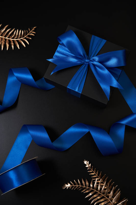 蓝色丝带的黑色礼盒图片