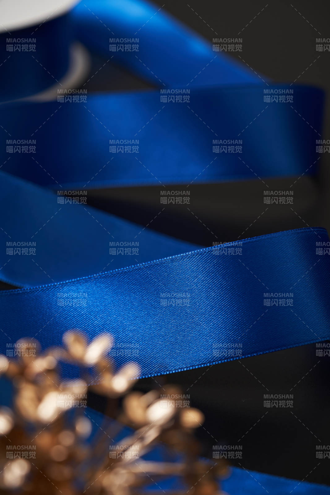 蓝色丝带与金色装饰品图片