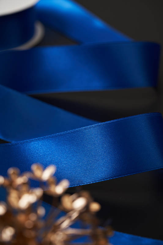 蓝色丝带与金色装饰品图片