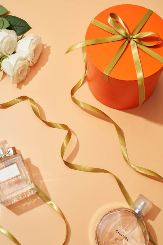 香奈儿香水与橙色礼盒图片