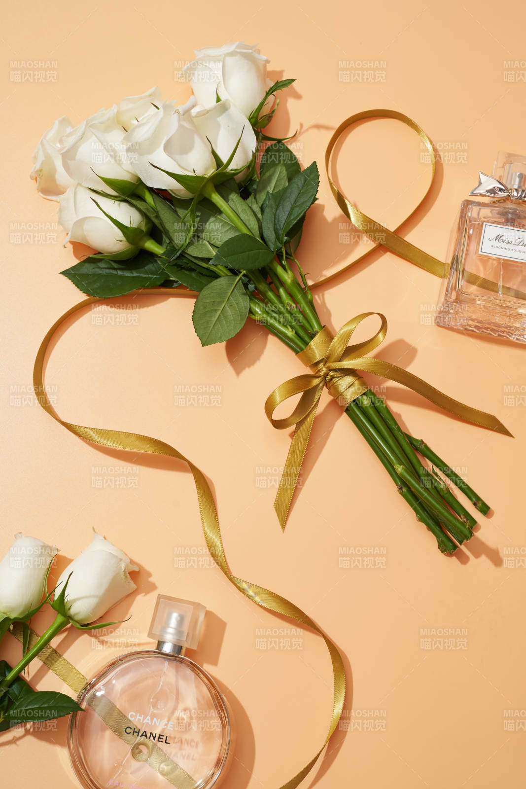 玫瑰与香水的浪漫邂逅图片