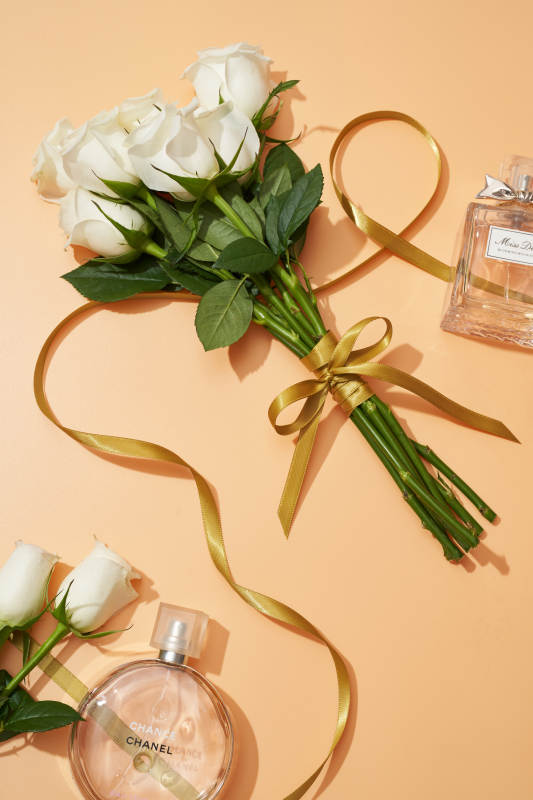 玫瑰与香水的浪漫邂逅图片