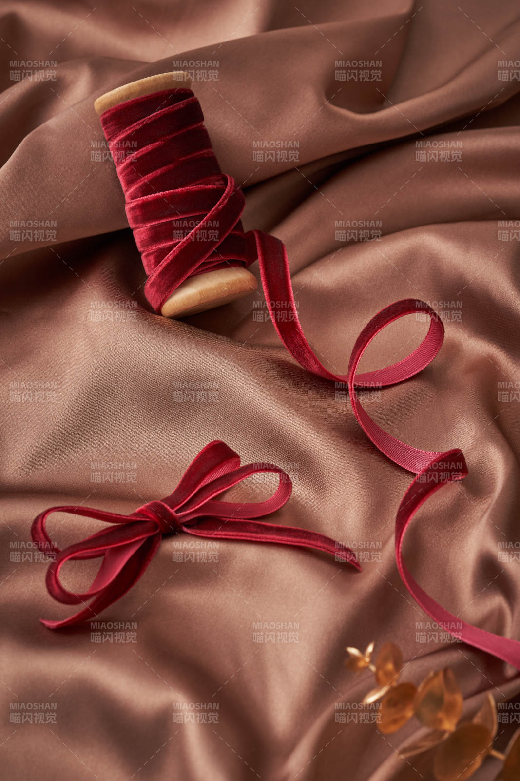 丝绒红带 柔美缠绕图片