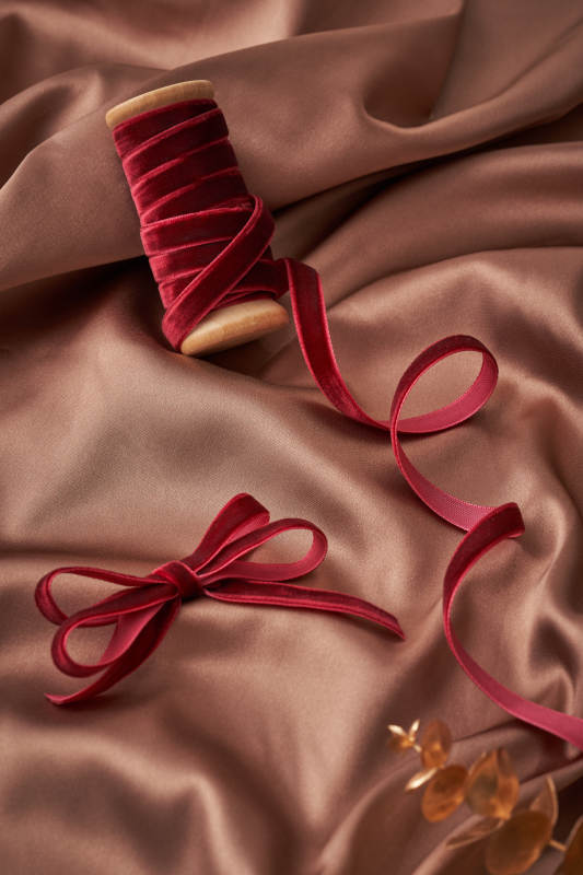丝绒红带 柔美缠绕图片