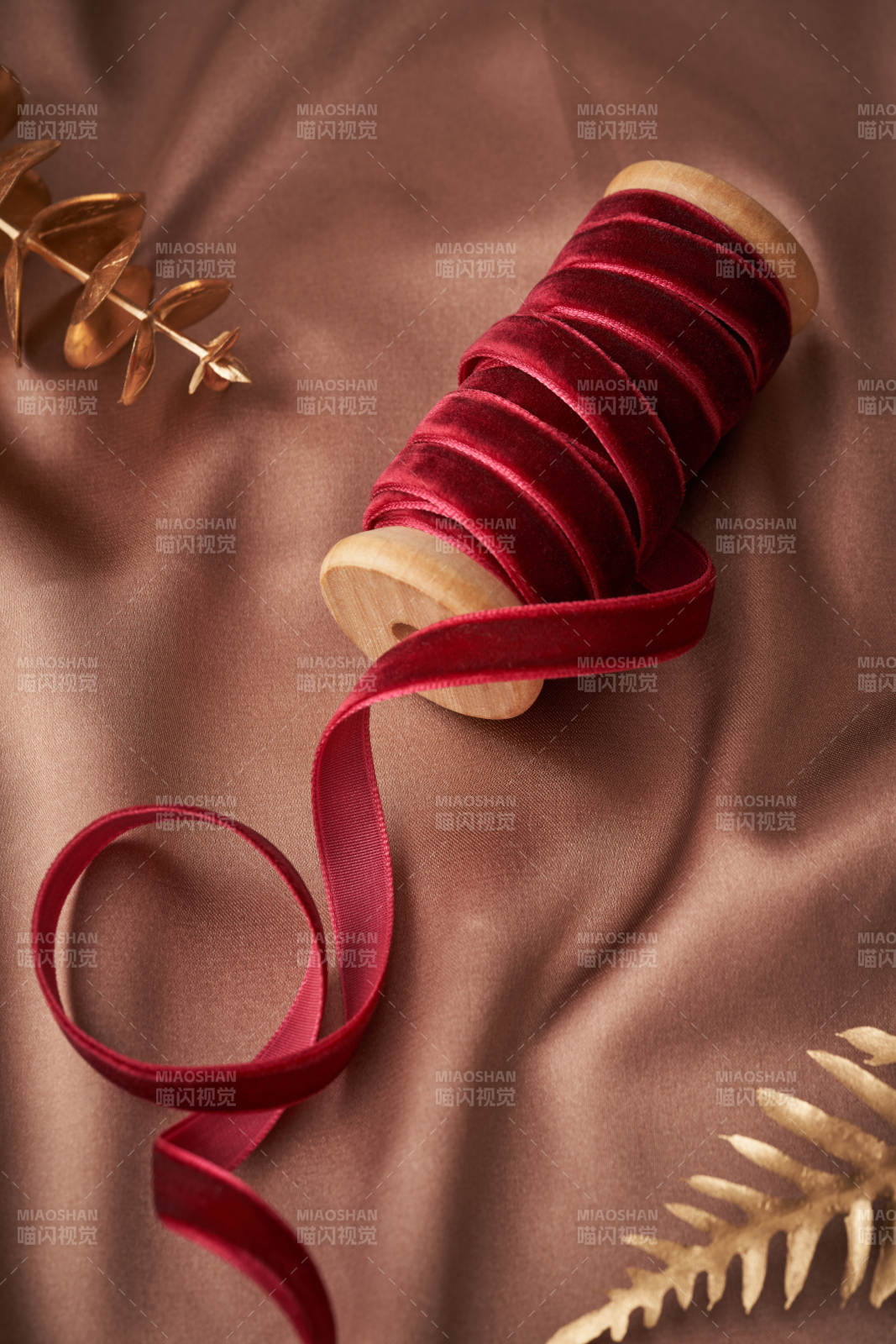红色丝绒带与金色装饰图片