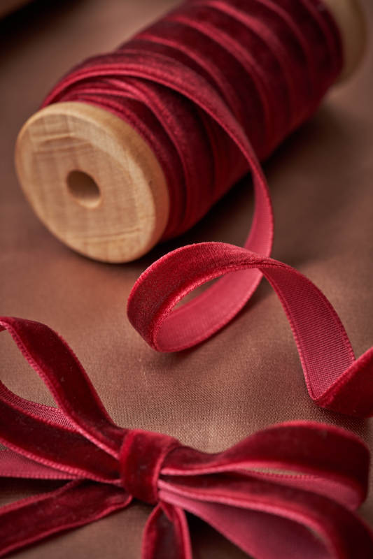 红色丝绒带与蝴蝶结图片