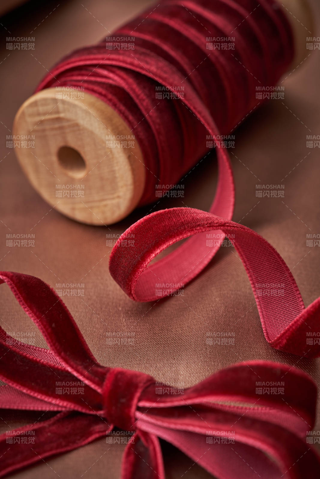 红色丝绒带与蝴蝶结图片