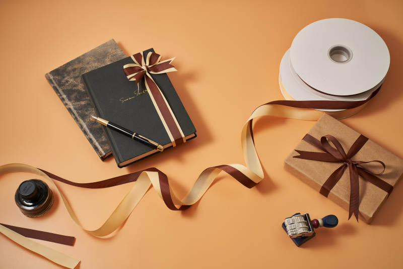 复古礼盒与文具布置图片