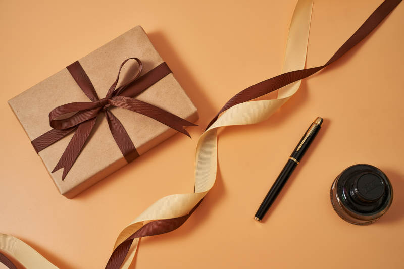 礼物与笔的静谧时光图片