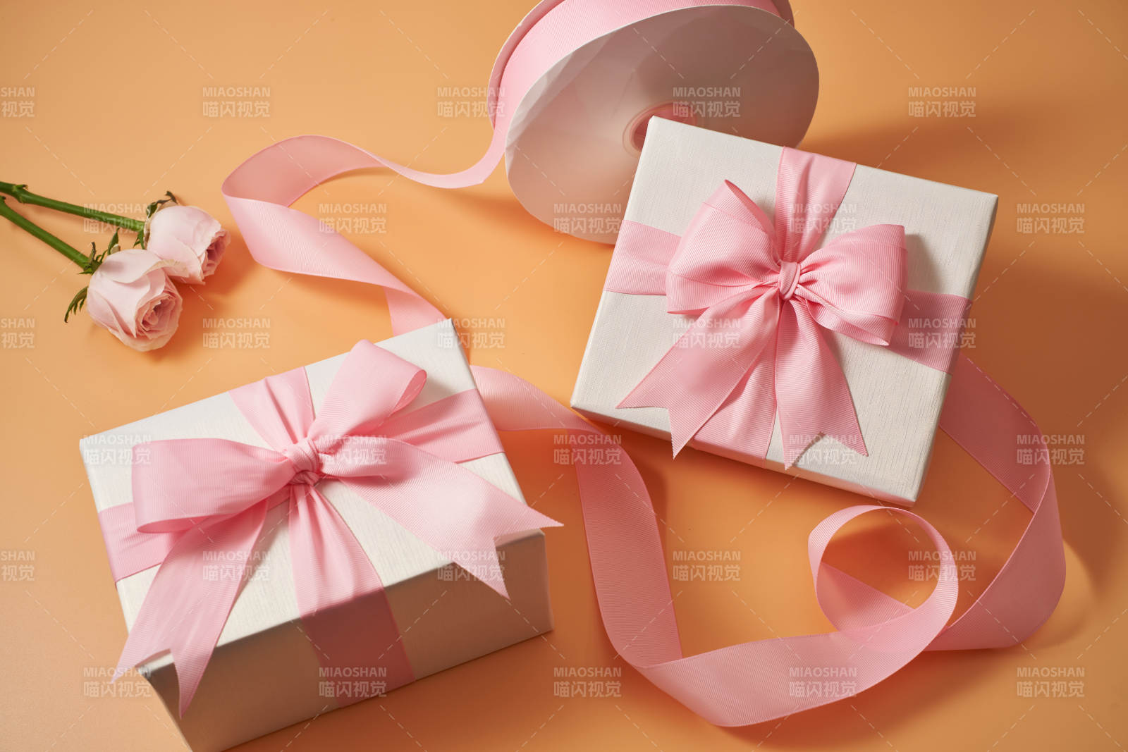 粉色丝带礼盒装饰图片