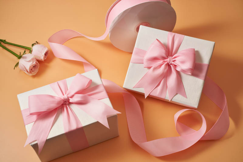 粉色丝带礼盒装饰图片