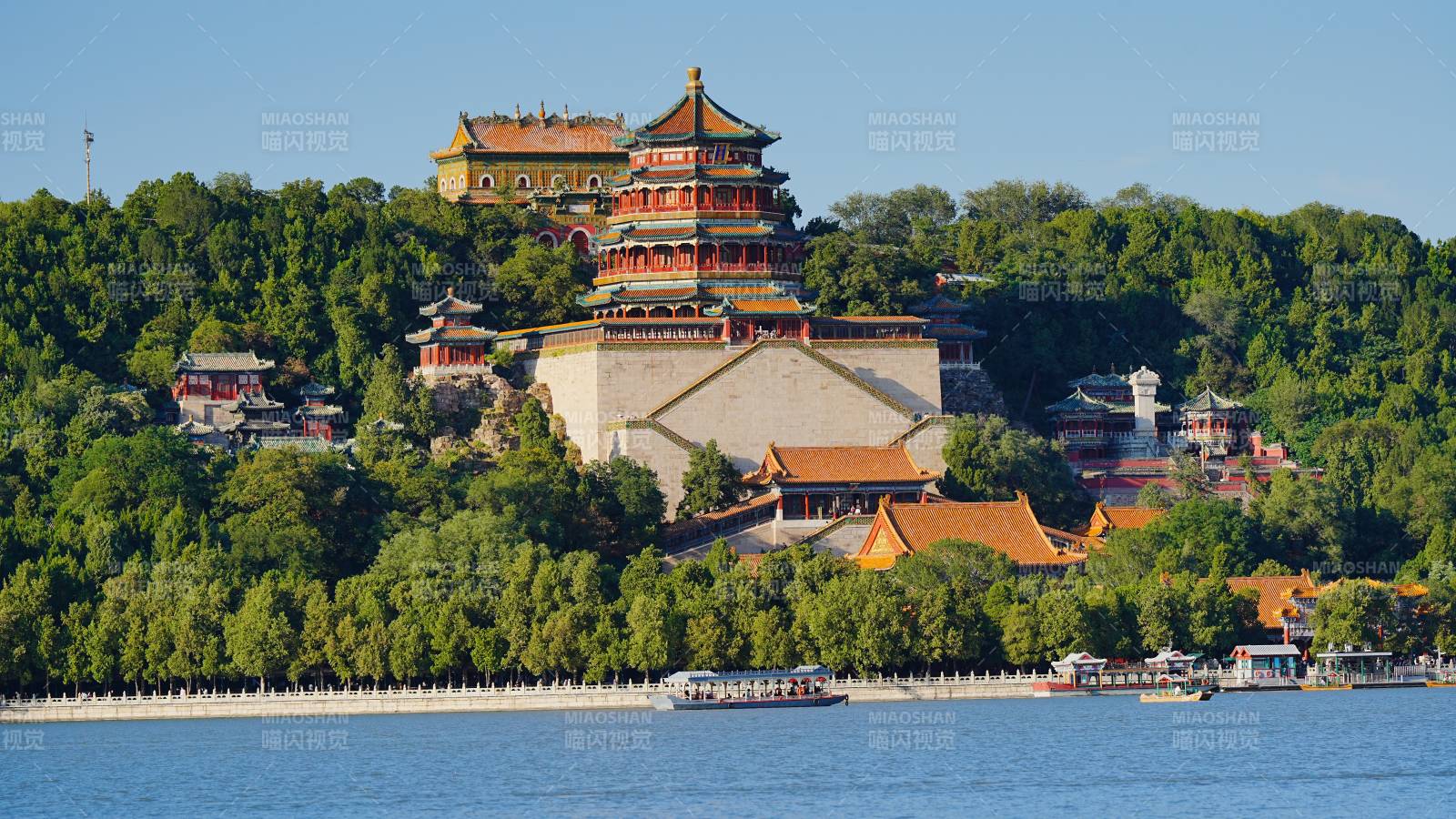 颐和园湖畔古建筑群景图片