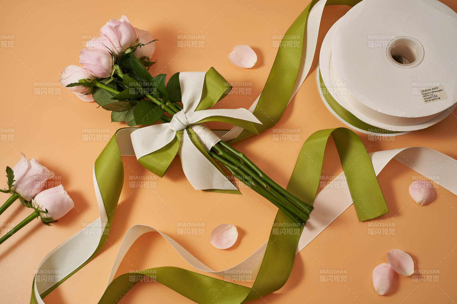 花束与丝带的优雅组合图片