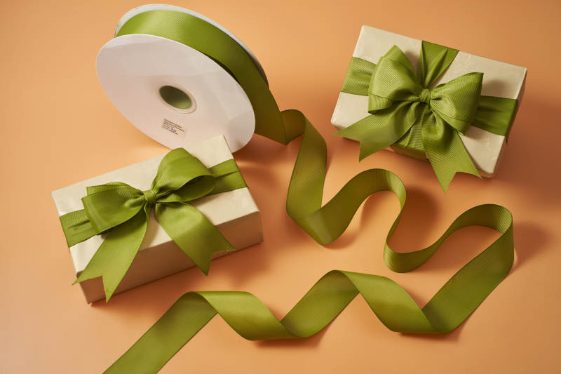 绿色丝带礼盒装饰图片