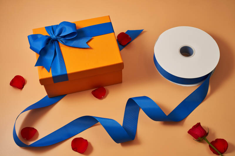 蓝色丝带与礼物盒图片
