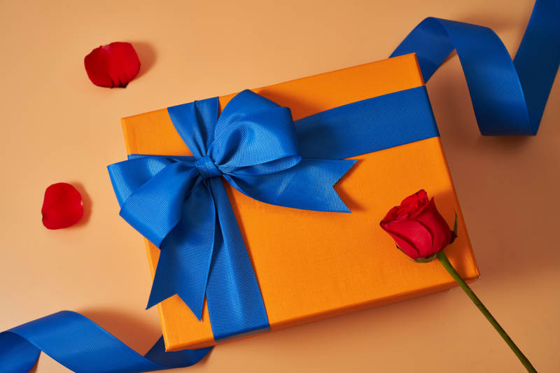 橙色礼盒与红玫瑰图片