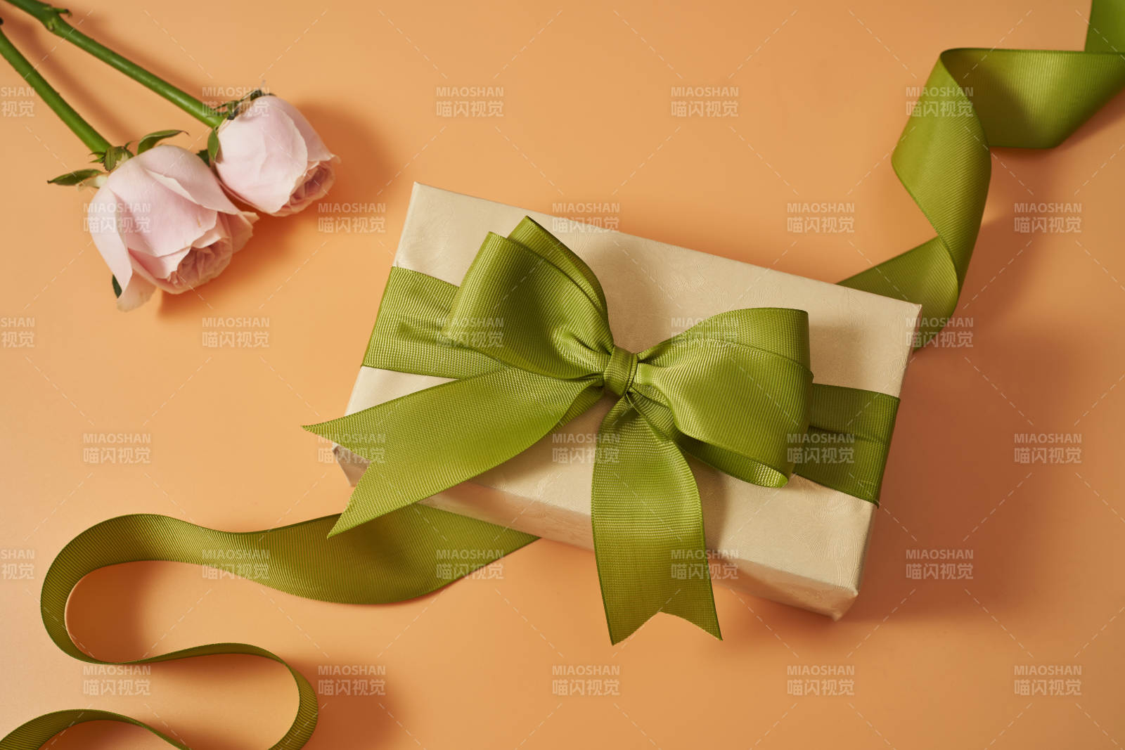 绿色丝带礼盒与玫瑰花图片