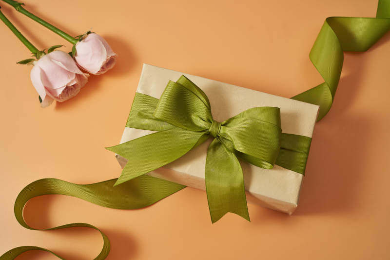 绿色丝带礼盒与玫瑰花图片