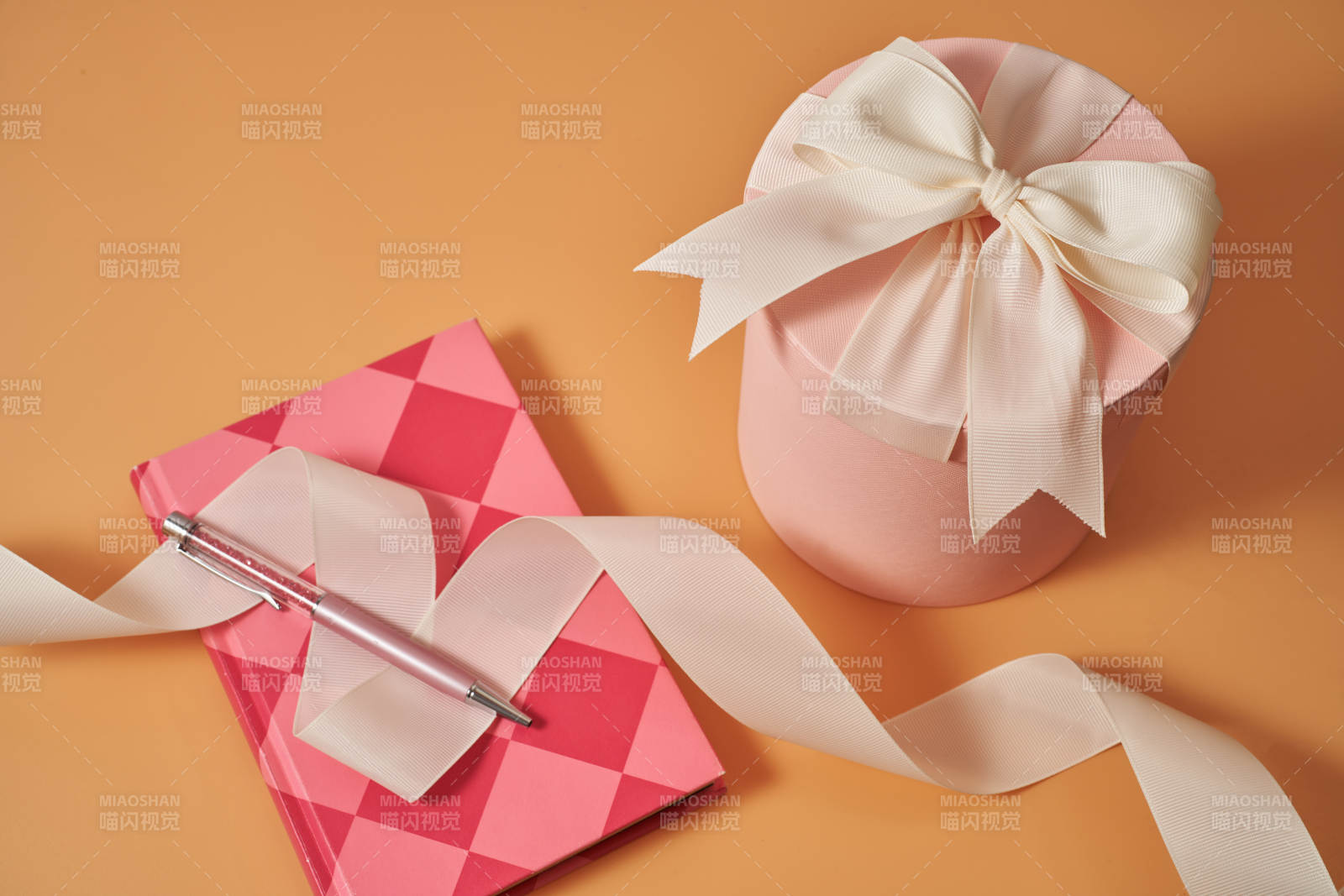 粉色礼盒与笔的温馨组合图片