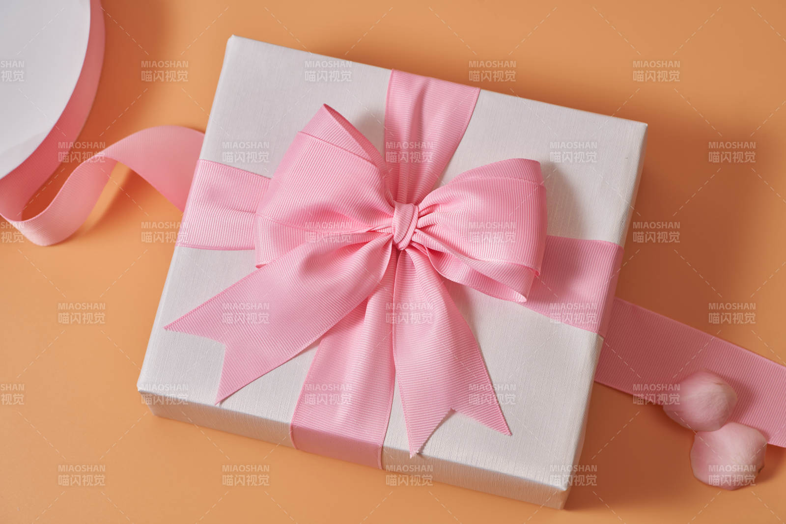 粉色丝带装饰的礼物盒图片