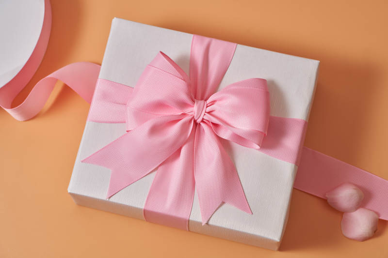 粉色丝带装饰的礼物盒图片